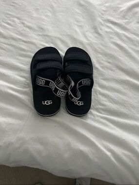 UGG Kids Black Logo Strap Slide Sandals